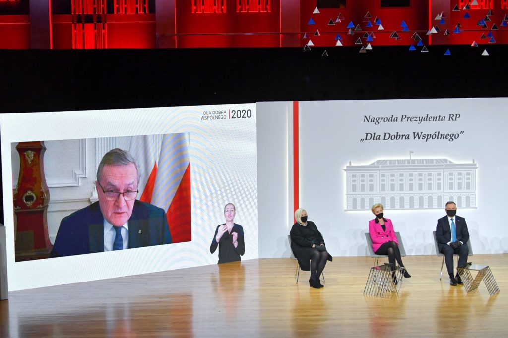 Para Prezydencka na scenie, w tle na ekranie z transmisji wicepremier Piotr Gliński