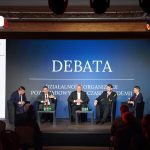 DSC04187 5 osób na scenie, uczestnicy debaty