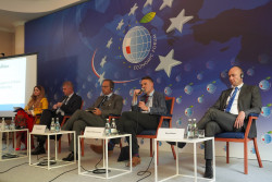 fot. Natalia Mykhailovska/NIW-CRSO 5 osób siedzących na scenie podczas konferencji