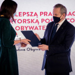 wręczanie dyplomu osobie wyróżnionej w konkursie