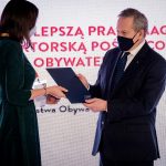 wręczanie dyplomu osobie wyróżnionej w konkursie