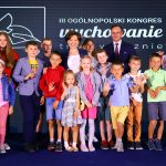 Marlena Maląg, Minister Pracy i Polityki Społecznej; Mikołaj Pawlak, Rzecznik Praw Dziecka; dzieci, które uczestniczyły w Kongresie