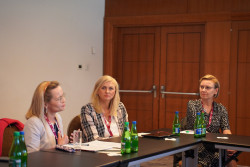Uczestniczki spotkania pt.„Trzeci sektor na pierwszej linii. Wsparcie organizacji pozarządowych w zarządzaniu kryzysem uchodźczym”