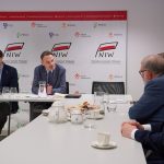 Wojciech Kaczmarczyk, dyrektor NIW-CRSO podczas rozmowy z gośćmi