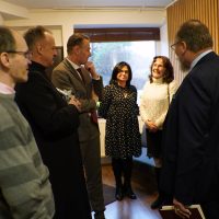 Wojciech Kaczmarczyk rozmawiający z gośćmi podczas otwarcia Portu dla rodziny w Gdyni Małym Kacku