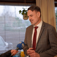 Wojciech Kaczmarczyk udzielający wywiadu podczas otwarcia Portu dla rodziny w Gdyni Małym Kacku