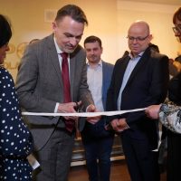 Wojciech Kaczmarczyk przecinający wstęgę podczas otwarcia Portu dla rodziny w Gdyni Małym Kacku